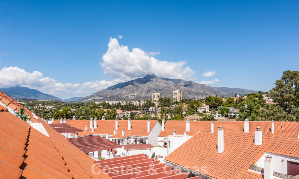 Gerenoveerd duplex penthouse te koop op loopafstand van alle voorzieningen en Puerto Banus in Nueva Andalucia, Marbella 777393