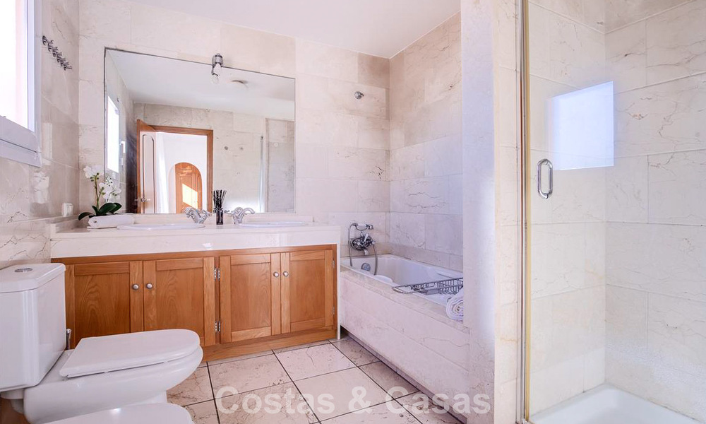Mediterrane villa te koop op loopafstand van het strand en voorzieningen in Guadalmina Baja - San Pedro, Marbella 777468