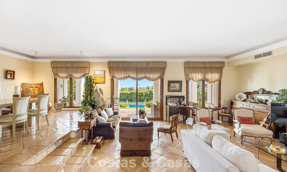 Ruime, Andalusische villa met panoramisch zeezicht te koop in vijfsterren golfresort in Marbella - Benahavis 777460