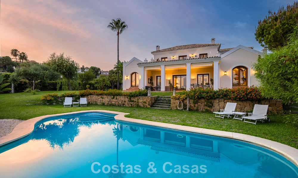 Ruime, Andalusische villa met panoramisch zeezicht te koop in vijfsterren golfresort in Marbella - Benahavis 777461