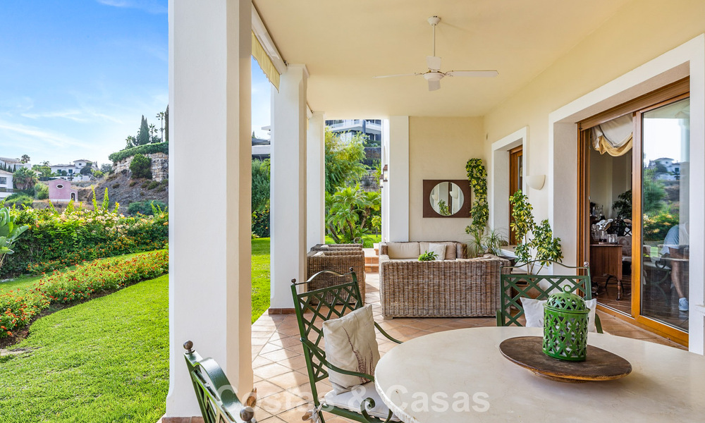 Ruime, Andalusische villa met panoramisch zeezicht te koop in vijfsterren golfresort in Marbella - Benahavis 777462
