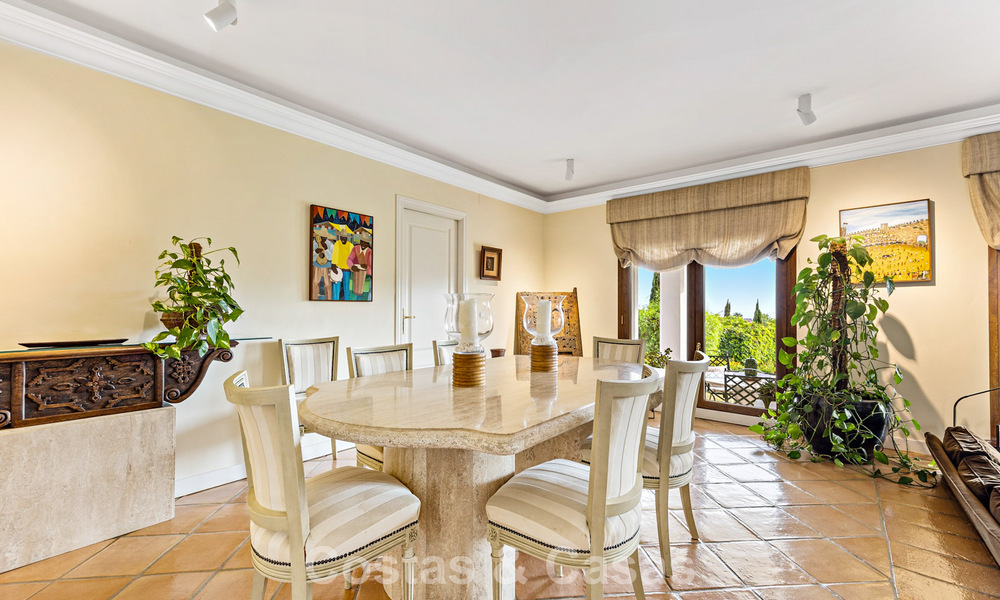 Ruime, Andalusische villa met panoramisch zeezicht te koop in vijfsterren golfresort in Marbella - Benahavis 777465