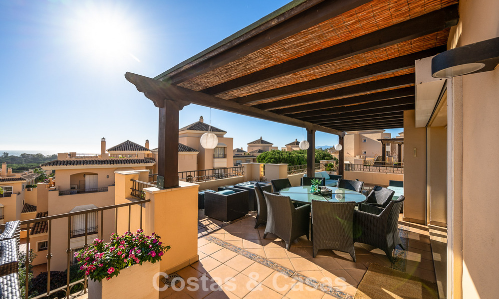 Prachtig duplex penthouse te koop, op loopafstand van voorzieningen en het strand in Elviria, Marbella 777791
