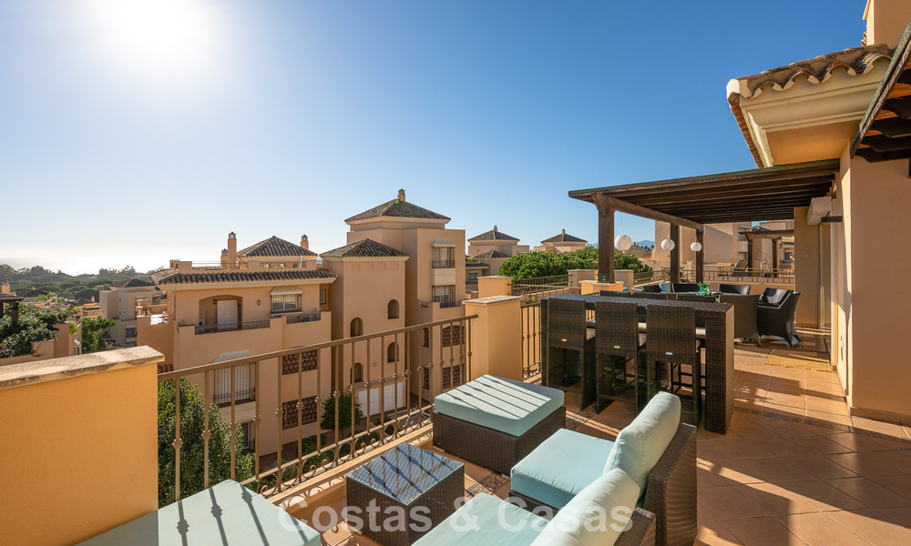 Prachtig duplex penthouse te koop, op loopafstand van voorzieningen en het strand in Elviria, Marbella 777797