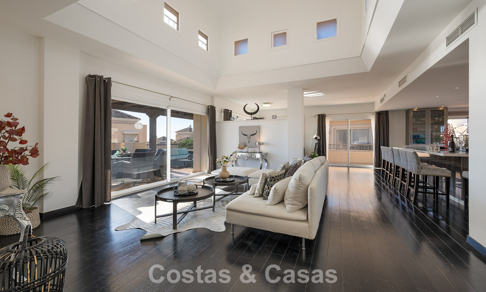 Prachtig duplex penthouse te koop, op loopafstand van voorzieningen en het strand in Elviria, Marbella 777808