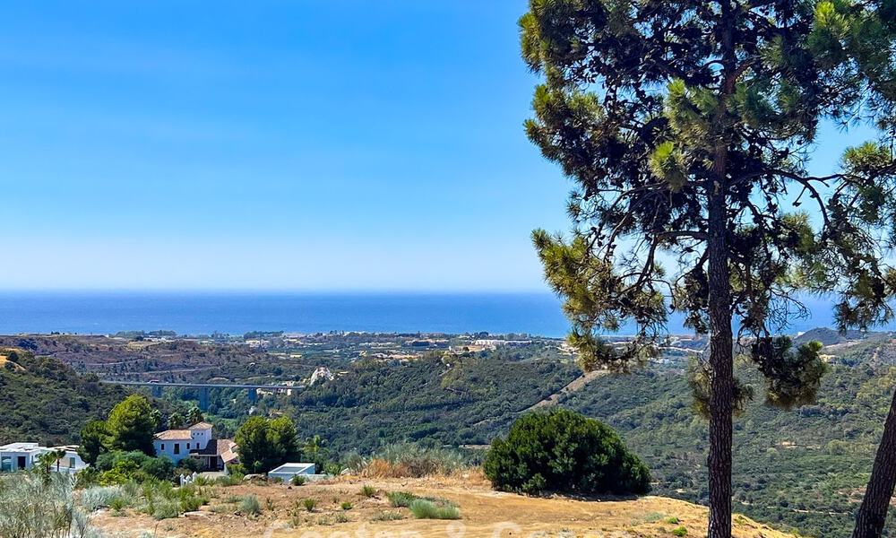 Bouwgrond met zeezicht te koop in een afgeschermde urbanisatie in de heuvels van Benahavis - Marbella 777817