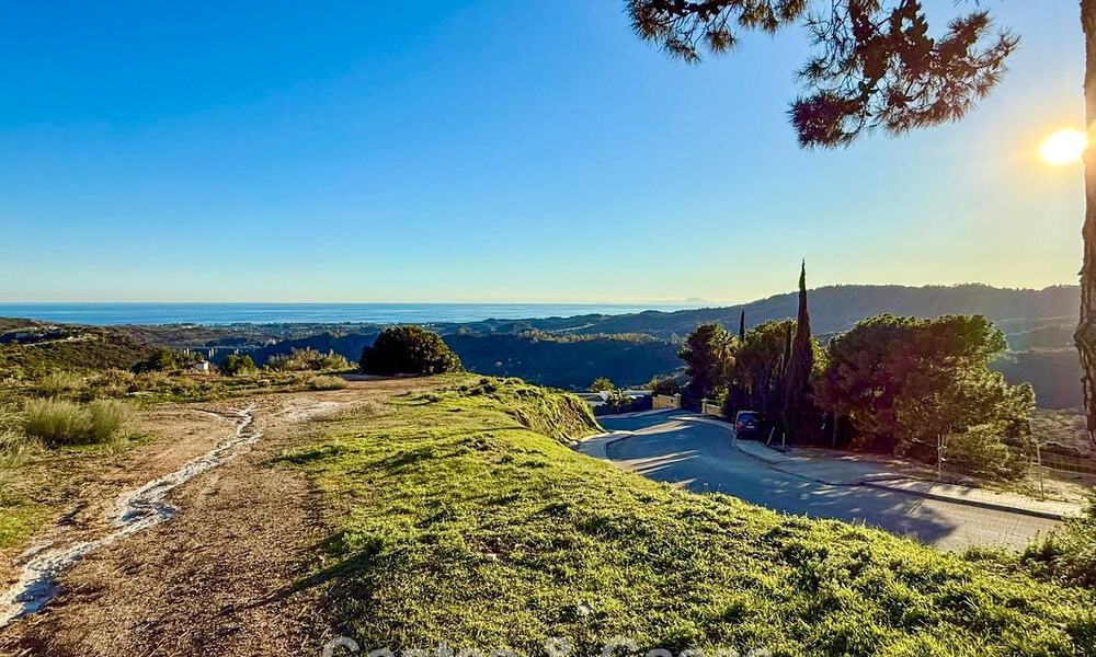 Bouwgrond met zeezicht te koop in een afgeschermde urbanisatie in de heuvels van Benahavis - Marbella 777823