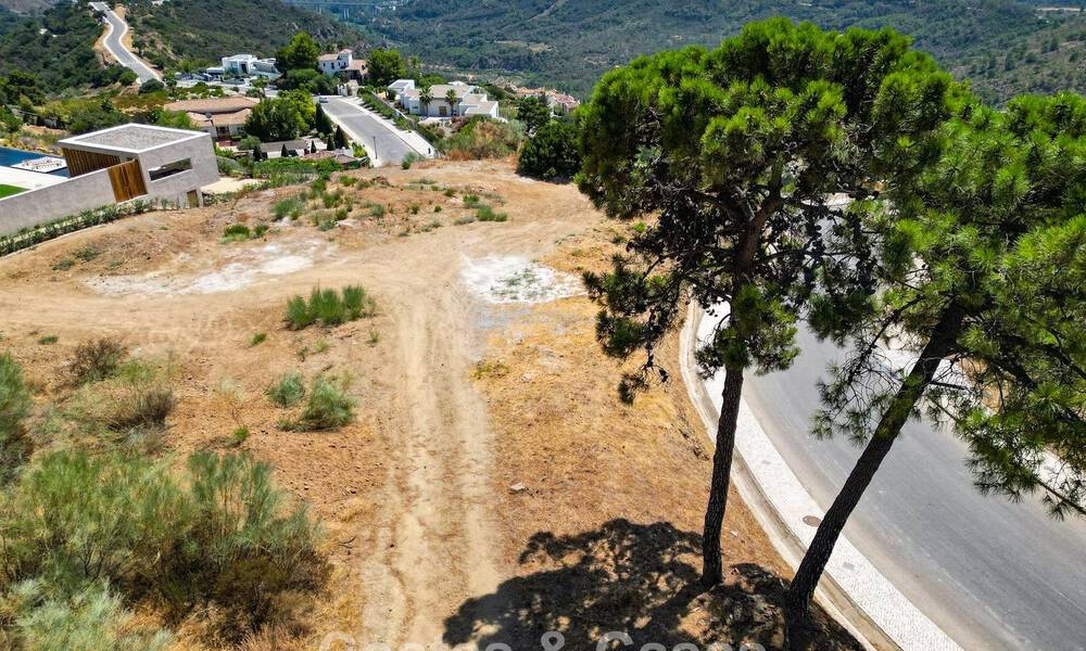 Bouwgrond met zeezicht te koop in een afgeschermde urbanisatie in de heuvels van Benahavis - Marbella 777824