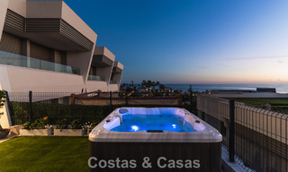 Modernistisch design schakelvilla met zeezicht te koop in een voorstaand resort in Mijas Costa, Costa del Sol 777831 