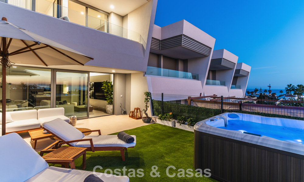 Modernistisch design schakelvilla met zeezicht te koop in een voorstaand resort in Mijas Costa, Costa del Sol 777832