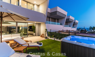 Modernistisch design schakelvilla met zeezicht te koop in een voorstaand resort in Mijas Costa, Costa del Sol 777832 