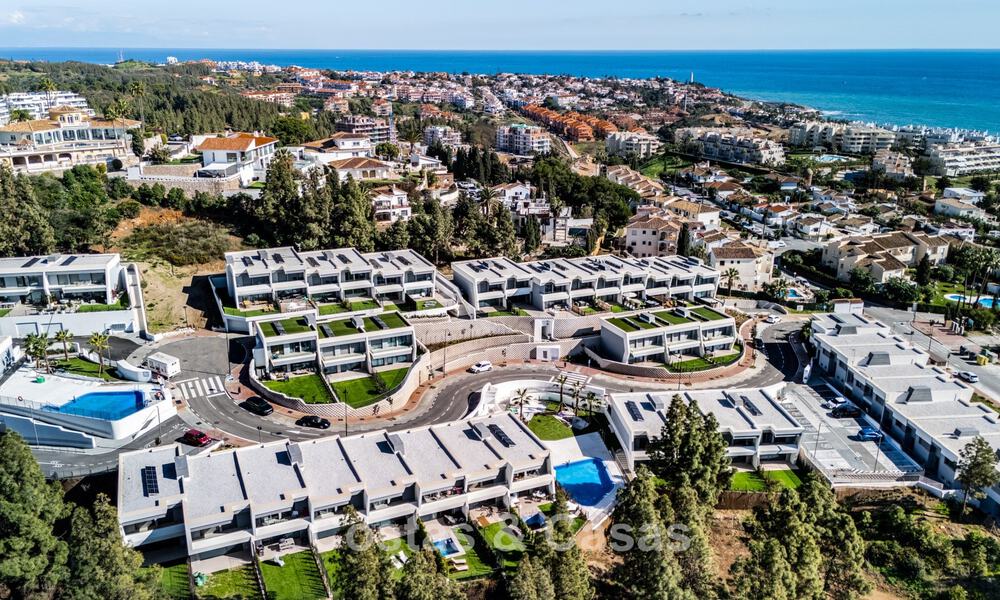 Modernistisch design schakelvilla met zeezicht te koop in een voorstaand resort in Mijas Costa, Costa del Sol 777836