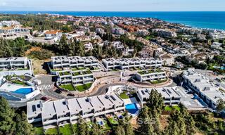 Modernistisch design schakelvilla met zeezicht te koop in een voorstaand resort in Mijas Costa, Costa del Sol 777836 
