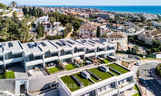 Modernistisch design schakelvilla met zeezicht te koop in een voorstaand resort in Mijas Costa, Costa del Sol 777837 