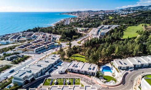 Modernistisch design schakelvilla met zeezicht te koop in een voorstaand resort in Mijas Costa, Costa del Sol 777838