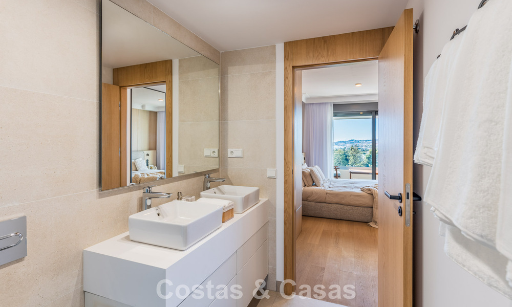 Modernistisch design schakelvilla met zeezicht te koop in een voorstaand resort in Mijas Costa, Costa del Sol 777843