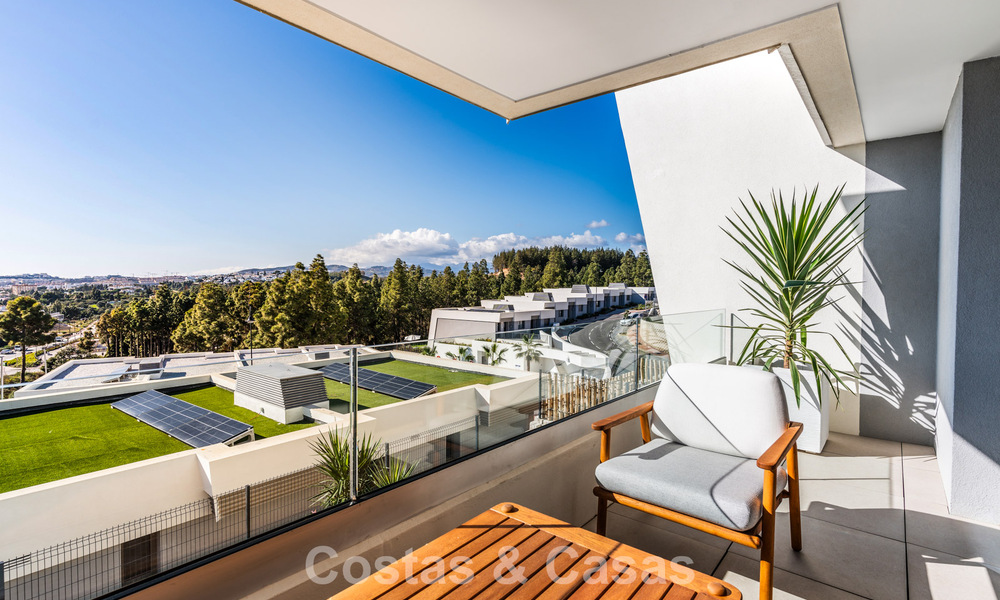 Modernistisch design schakelvilla met zeezicht te koop in een voorstaand resort in Mijas Costa, Costa del Sol 777847