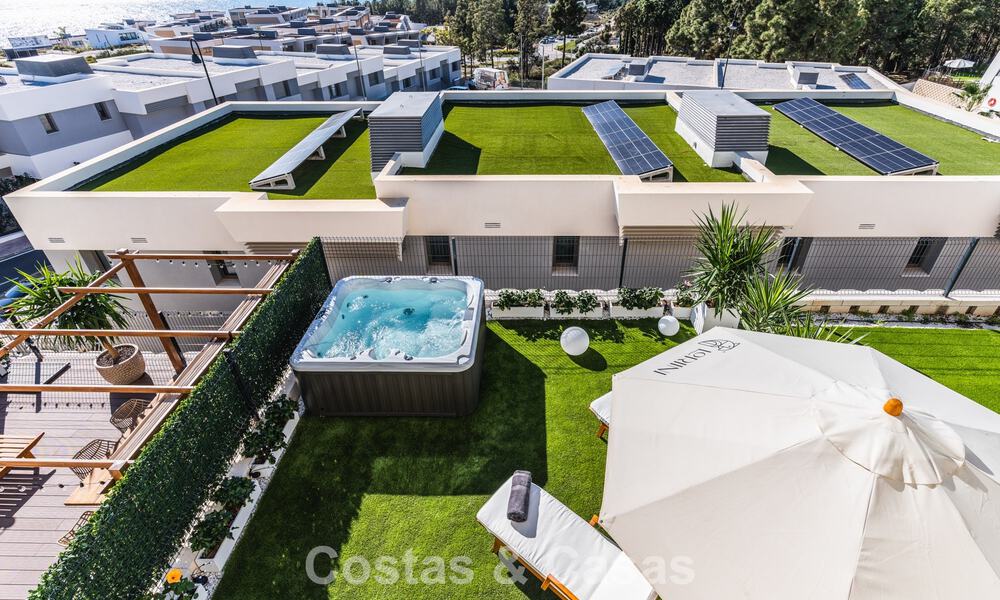 Modernistisch design schakelvilla met zeezicht te koop in een voorstaand resort in Mijas Costa, Costa del Sol 777848