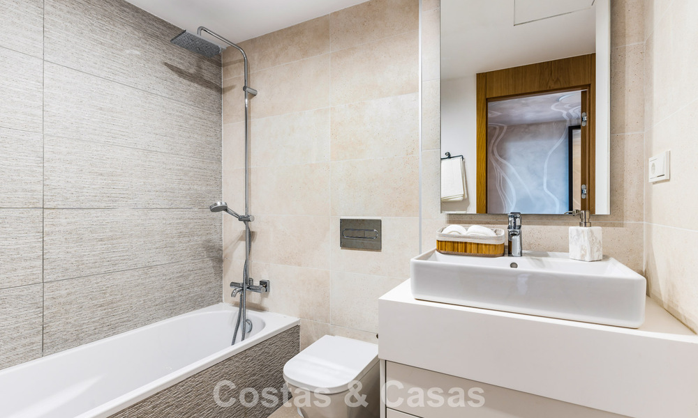 Modernistisch design schakelvilla met zeezicht te koop in een voorstaand resort in Mijas Costa, Costa del Sol 777853