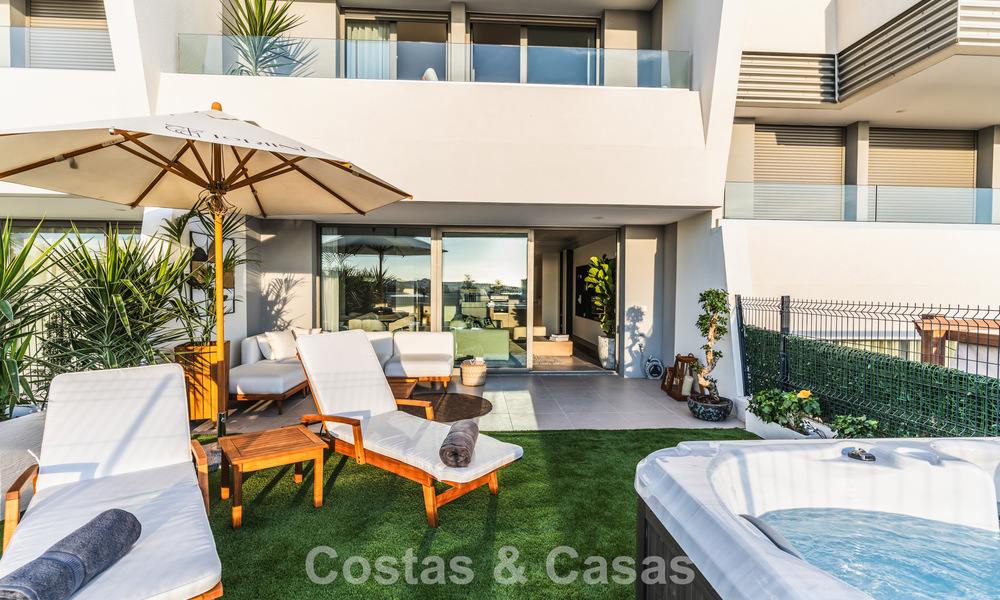 Modernistisch design schakelvilla met zeezicht te koop in een voorstaand resort in Mijas Costa, Costa del Sol 777863