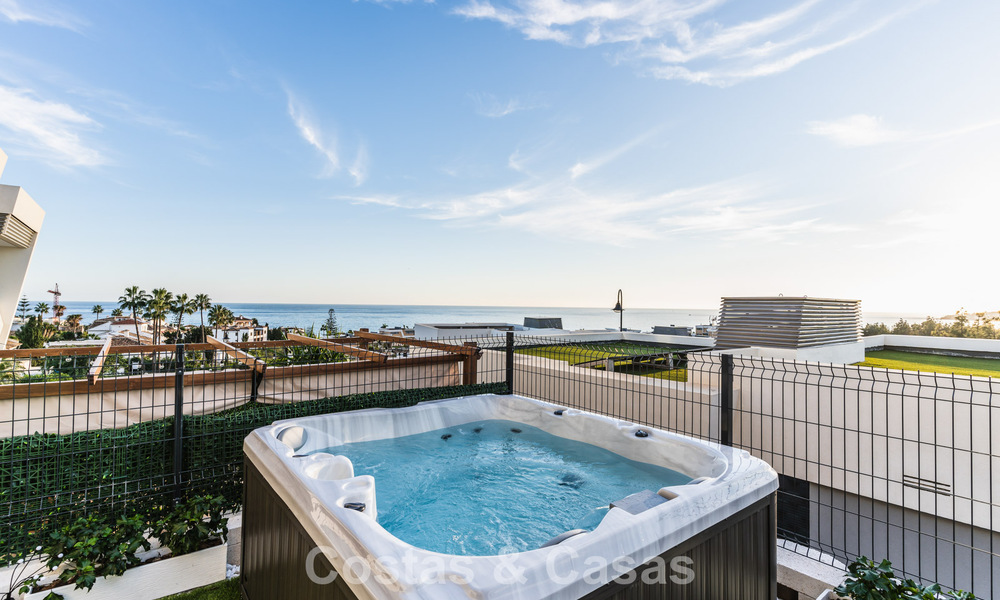 Modernistisch design schakelvilla met zeezicht te koop in een voorstaand resort in Mijas Costa, Costa del Sol 777864