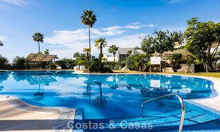Ruim, instapklaar appartement te koop met grote tuin en zeezicht in een gated community in Benahavis - Marbella 777924 