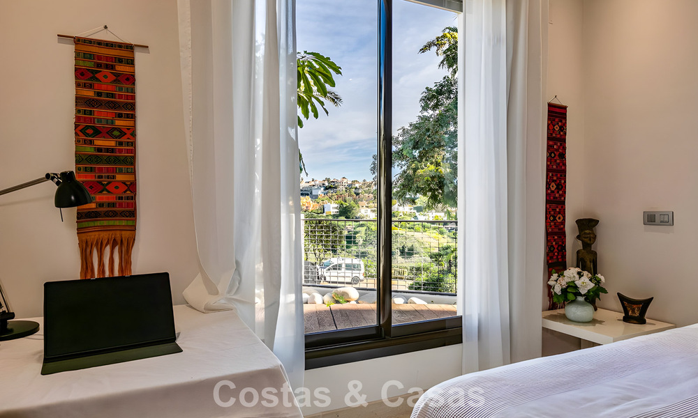 Ruim, instapklaar appartement te koop met grote tuin en zeezicht in een gated community in Benahavis - Marbella 777930