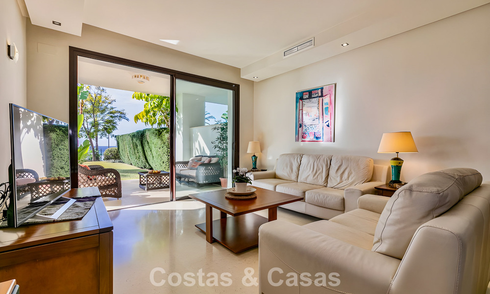 Ruim, instapklaar appartement te koop met grote tuin en zeezicht in een gated community in Benahavis - Marbella 777934
