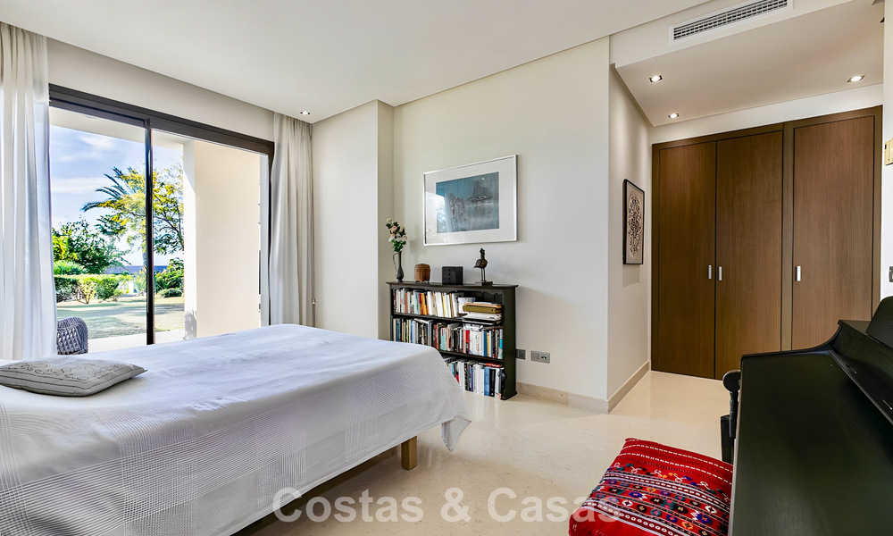Ruim, instapklaar appartement te koop met grote tuin en zeezicht in een gated community in Benahavis - Marbella 777939