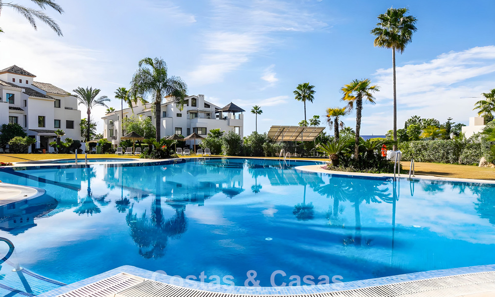 Ruim, instapklaar appartement te koop met grote tuin en zeezicht in een gated community in Benahavis - Marbella 777940