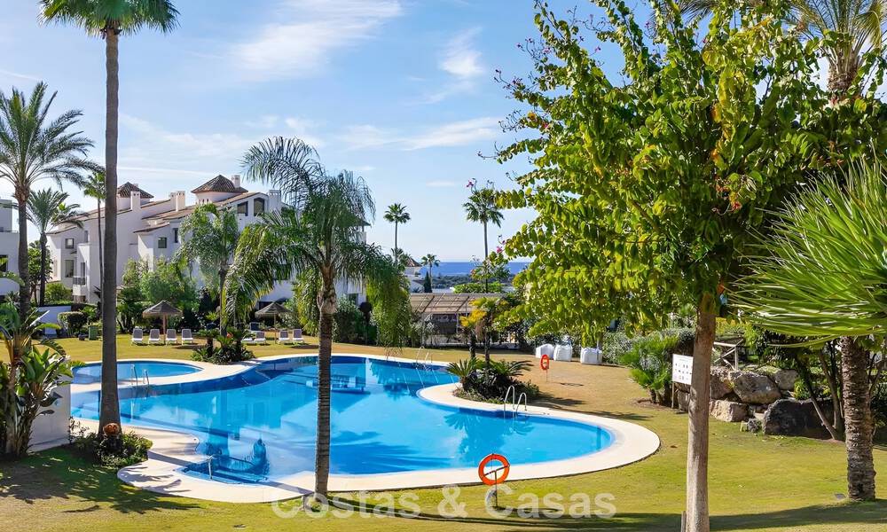 Ruim, instapklaar appartement te koop met grote tuin en zeezicht in een gated community in Benahavis - Marbella 777941