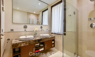 Ruim, instapklaar appartement te koop met grote tuin en zeezicht in een gated community in Benahavis - Marbella 777942 