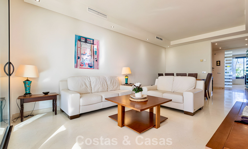Ruim, instapklaar appartement te koop met grote tuin en zeezicht in een gated community in Benahavis - Marbella 777945