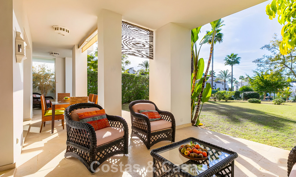 Ruim, instapklaar appartement te koop met grote tuin en zeezicht in een gated community in Benahavis - Marbella 777950