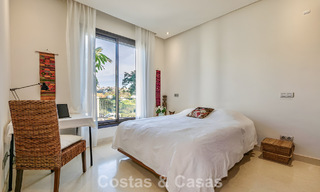 Ruim, instapklaar appartement te koop met grote tuin en zeezicht in een gated community in Benahavis - Marbella 777951 