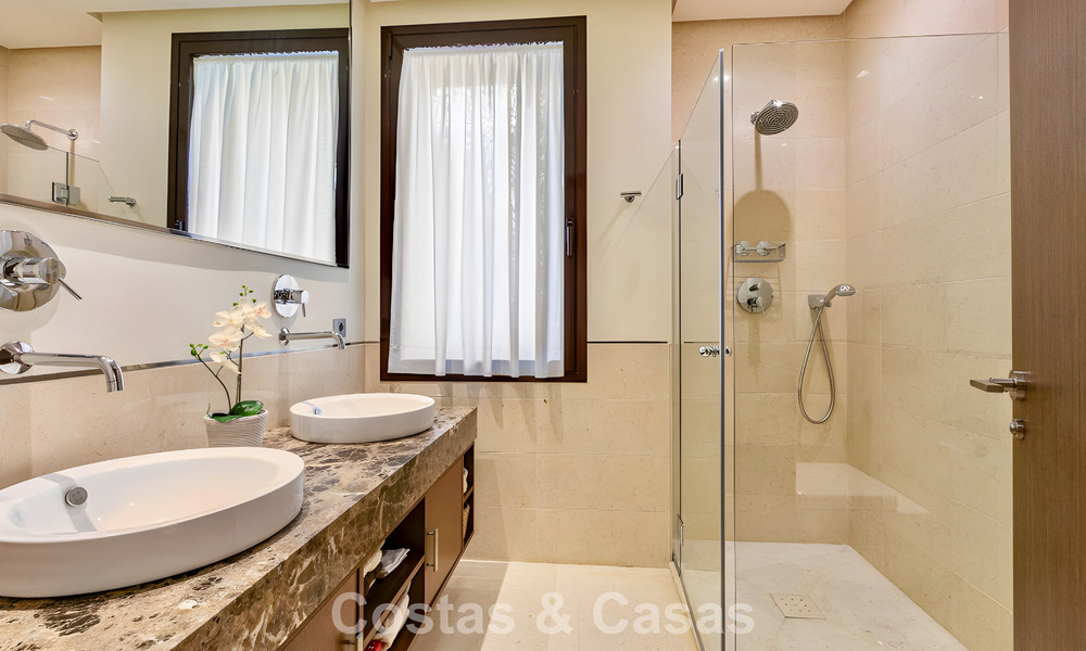 Ruim, instapklaar appartement te koop met grote tuin en zeezicht in een gated community in Benahavis - Marbella 777952