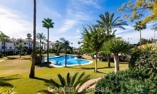Ruim, instapklaar appartement te koop met grote tuin en zeezicht in een gated community in Benahavis - Marbella 777959 