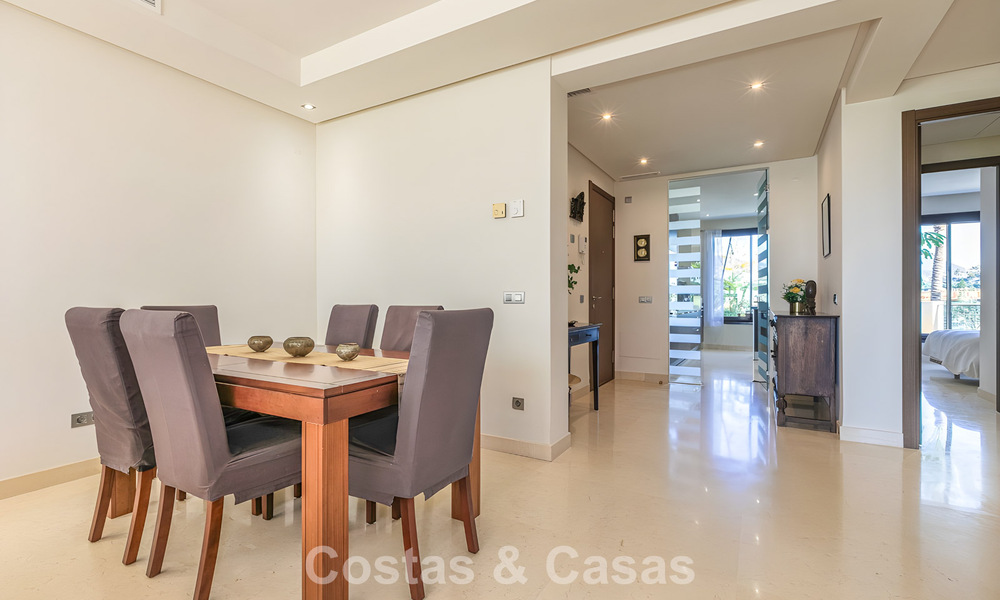 Ruim, instapklaar appartement te koop met grote tuin en zeezicht in een gated community in Benahavis - Marbella 777965