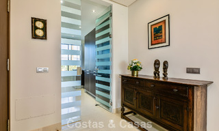 Ruim, instapklaar appartement te koop met grote tuin en zeezicht in een gated community in Benahavis - Marbella 777966 