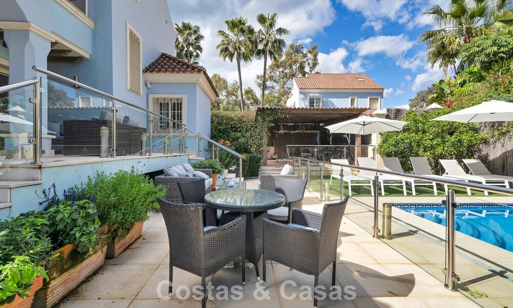 Charmante halfvrijstaande villa te koop op enkele meters van het strand vlak bij Puerto Banus, Marbella 778017