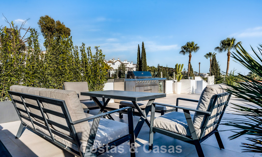 Modern gerenoveerd penthouse te koop in Nueva Andalucia’s golfvallei, Marbella 778036