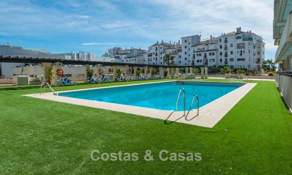 Penthouse met panoramisch zeezicht te koop op een steenworp van alle voorzieningen en het strand in Puerto Banus, Marbella 778093