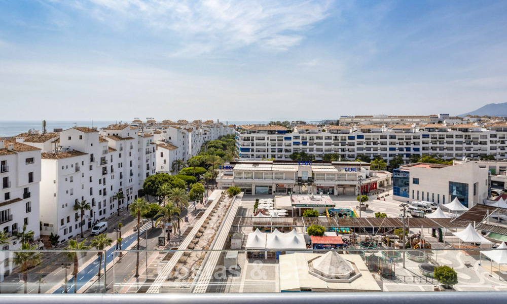 Penthouse met panoramisch zeezicht te koop op een steenworp van alle voorzieningen en het strand in Puerto Banus, Marbella 778095