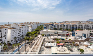 Penthouse met panoramisch zeezicht te koop op een steenworp van alle voorzieningen en het strand in Puerto Banus, Marbella 778095 