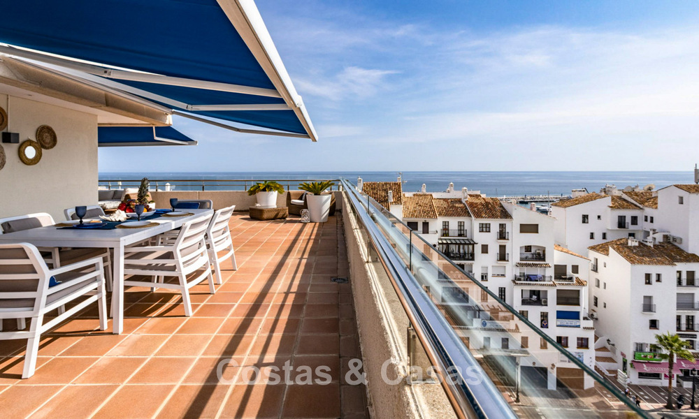Penthouse met panoramisch zeezicht te koop op een steenworp van alle voorzieningen en het strand in Puerto Banus, Marbella 778097