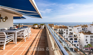 Penthouse met panoramisch zeezicht te koop op een steenworp van alle voorzieningen en het strand in Puerto Banus, Marbella 778097 