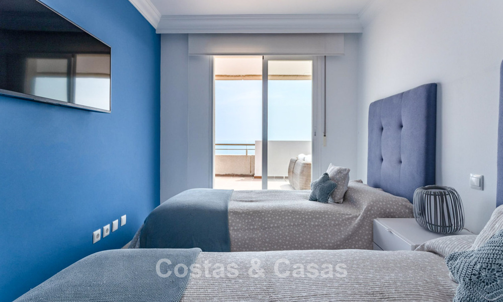 Penthouse met panoramisch zeezicht te koop op een steenworp van alle voorzieningen en het strand in Puerto Banus, Marbella 778100