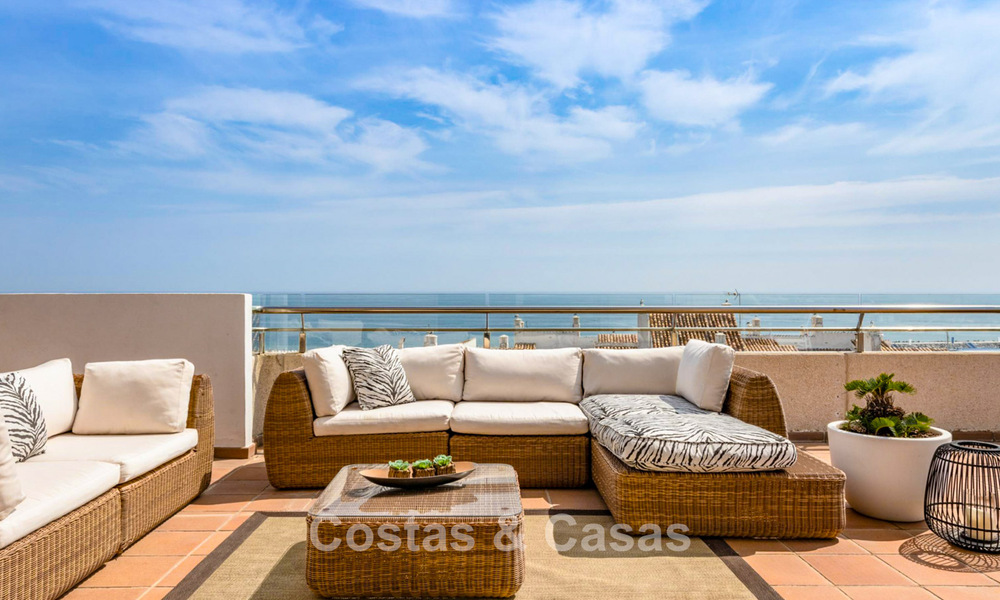 Penthouse met panoramisch zeezicht te koop op een steenworp van alle voorzieningen en het strand in Puerto Banus, Marbella 778101