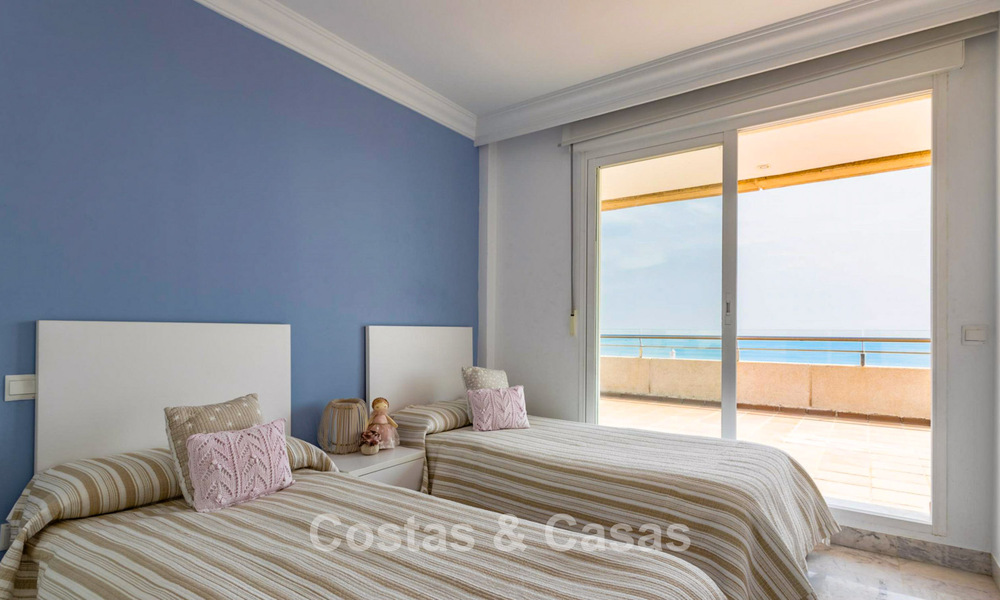 Penthouse met panoramisch zeezicht te koop op een steenworp van alle voorzieningen en het strand in Puerto Banus, Marbella 778102