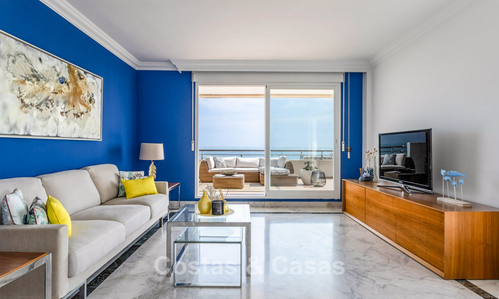 Penthouse met panoramisch zeezicht te koop op een steenworp van alle voorzieningen en het strand in Puerto Banus, Marbella 778104